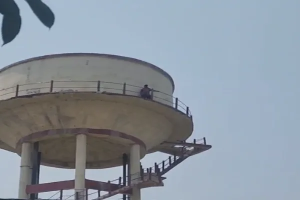 "सड़क नहीं बनेगी तो नीचे नहीं उतरूंगा"—लखनऊ में पानी की टंकी पर चढ़ा युवक