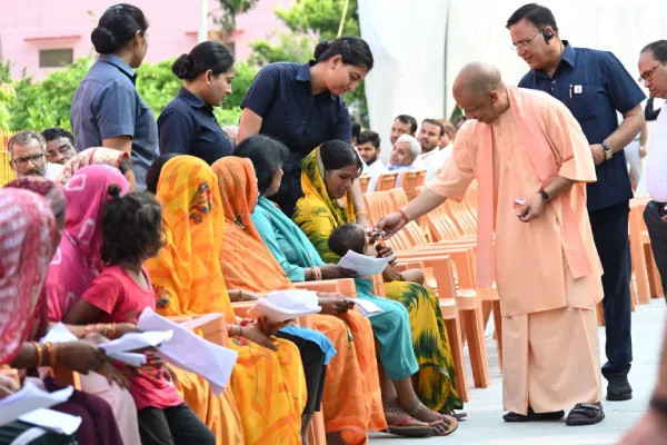 'इलाज के लिए पैसे नहीं हैं?' जनता दर्शन में CM योगी ने दिया यह भरोसा, आवास पर भी कही बड़ी बात