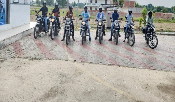 104 KMPL माइलेज हासिल कर जीती प्रतियोगिता, अम्बेडकरनगर में HF Deluxe राइडर्स ने दिखाया दम