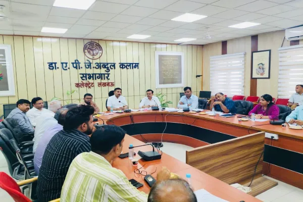 लखनऊ के औद्योगिक क्षेत्रों की समस्याओं पर डीएम सख्त, लंबित मामलों के जल्द निस्तारण के निर्देश