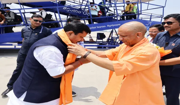 लखनऊ पहुंचते ही नितिन नबीन का भव्य स्वागत, एयरपोर्ट पर सीएम योगी ने कराया मंत्रियों और नेताओं से परिचय