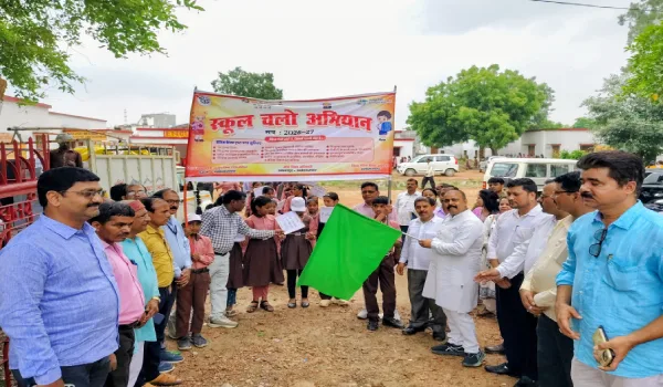 क्या आपके आसपास भी कोई बच्चा स्कूल से दूर है? अम्बेडकरनगर में रैली निकालकर दिया गया बड़ा संदेश