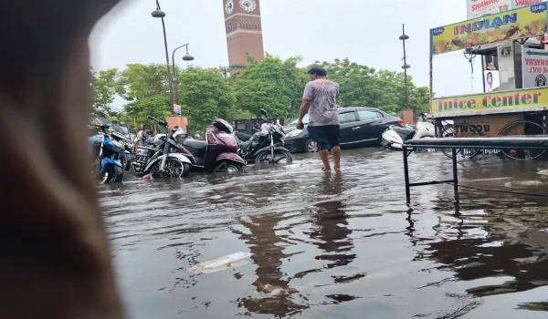 पहली तेज बारिश ने खोली नगर निगम के दावों की पोल, लखनऊ के कई इलाकों में जलभराव से लोगों की बढ़ी मुश्किलें