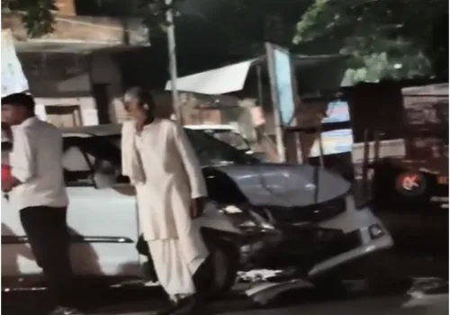 पहले दो कारों की भीषण टक्कर, फिर सड़क छोड़ चाय की दुकान में जा घुसी क्रेटा; देर रात अम्बेडकरनगर में मची अफरा-तफरी