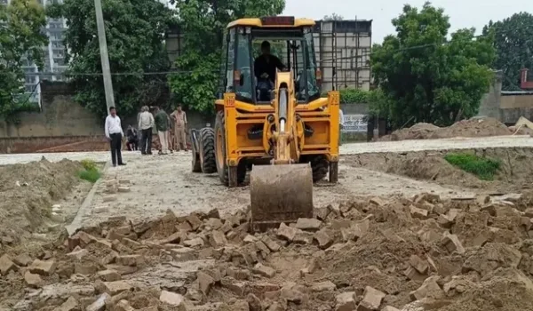 नोटिस दिया, चेतावनी दी... फिर चला बुलडोजर, गाजियाबाद में जीडीए का बड़ा एक्शन