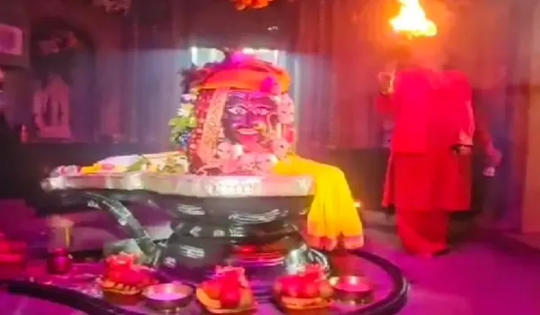 रात से कतारें, भोर में खुले कपाट... सावन के पहले सोमवार पर शिवभक्ति में डूबा मनकामेश्वर धाम