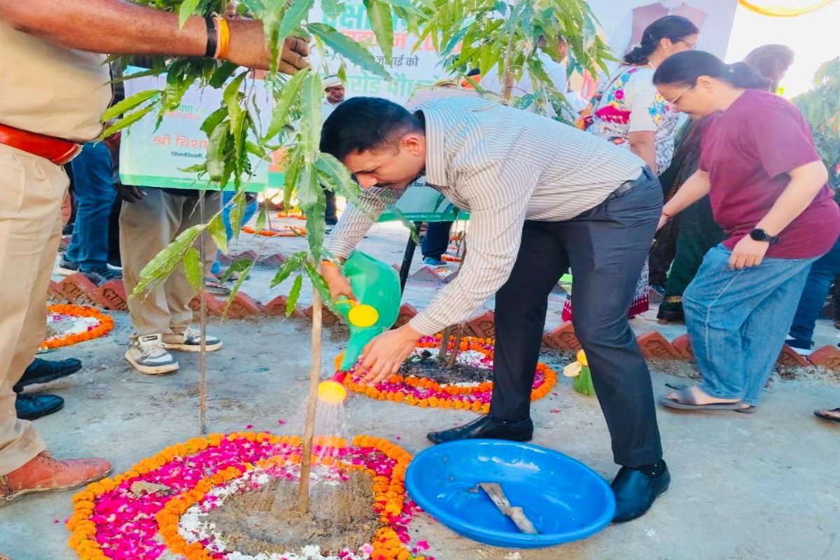 DM LUCKNOW